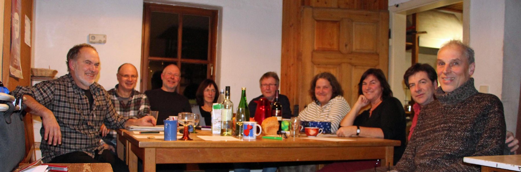 Bei der Jahreshauptversammlung im Januar 2015 sind noch viele Gründungsmitglieder in der gemütlichen Essecke dabei. (Anita und Rainer fehlten entschuldigt.)