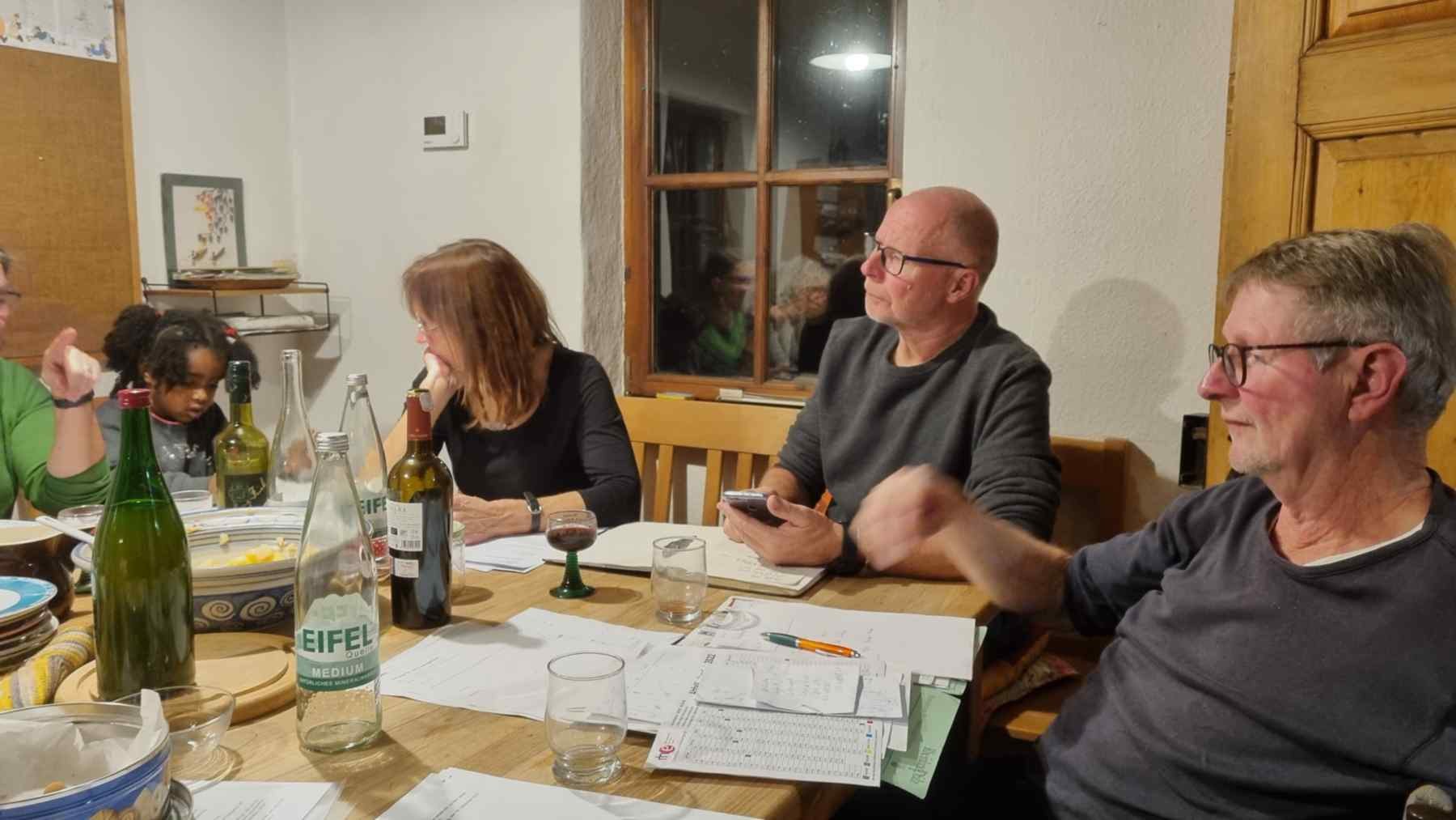 … während der Finanzbericht die Sorgenfalten vertreibt. Trotz Covid-19 mit einem blauen Auge davongekommen.
