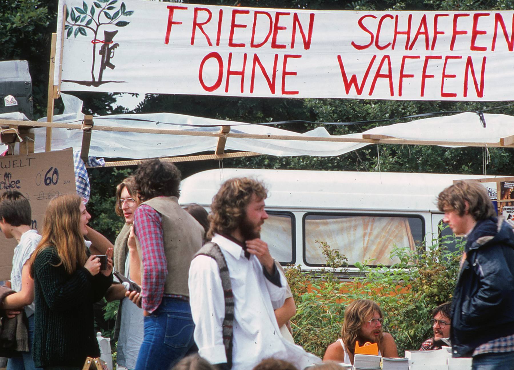 Hans Preuß und Eberhard Wolf planen ihre ersten Weltreisen. Motto: „Frieden schaffen ohne Waffen“